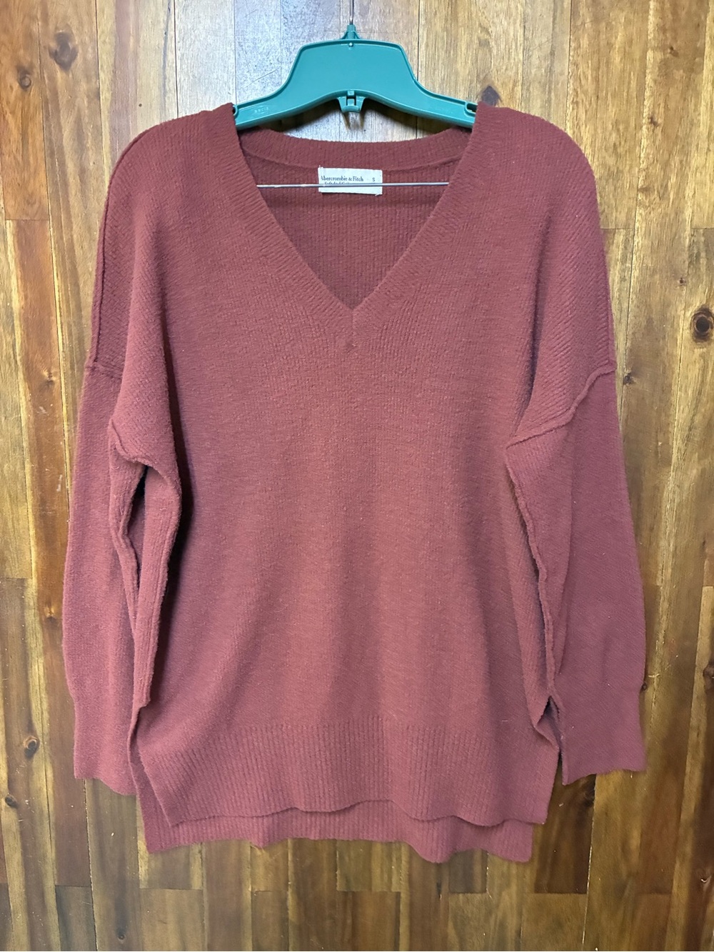 Abercrombie & Fitch V-Neck Women's Oversized Sweater in Rust (S)